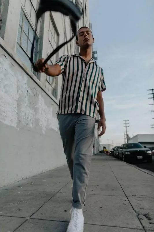 9种男生最常用的拍照姿势