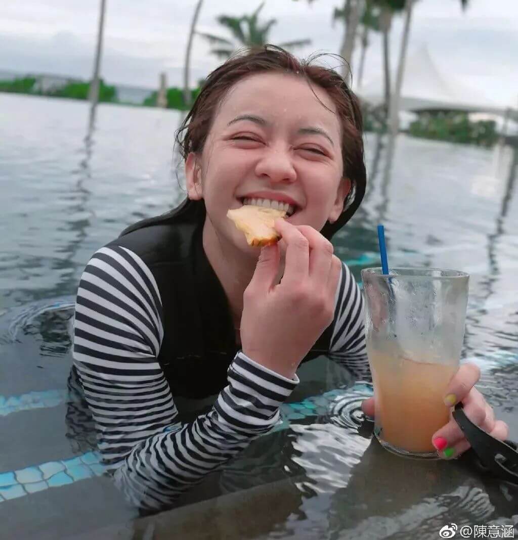 技巧 | 拍照时学会这 15 个心机姿势，发朋友圈秒杀所有人