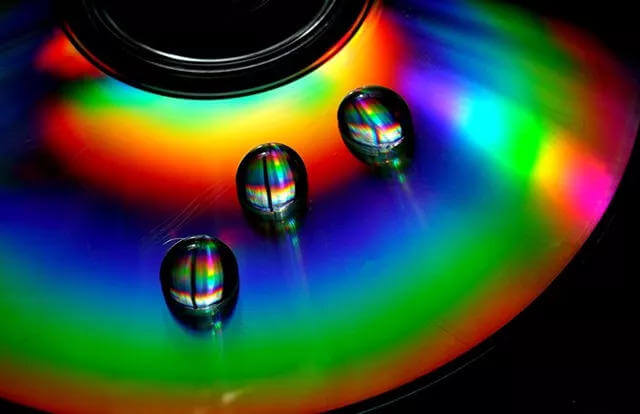 只需一张破 CD，就能拍出“彩虹水滴”创意大片