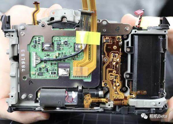 佳能EOS R全画幅专微拆机发现大秘密，机身防抖、双卡槽不远了！