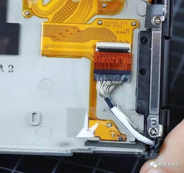 佳能EOS R全画幅专微拆机发现大秘密，机身防抖、双卡槽不远了！