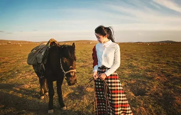 拍照时脸背光怎么办 教你如何拍出美丽的旅行逆光人像照